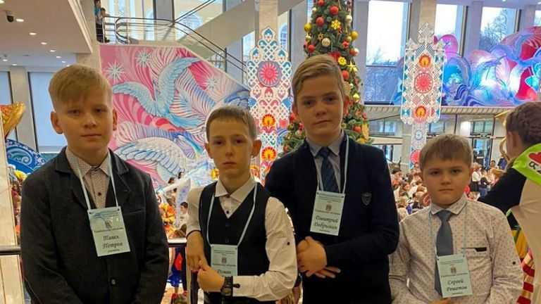 Мальчик На Новогодней Елке