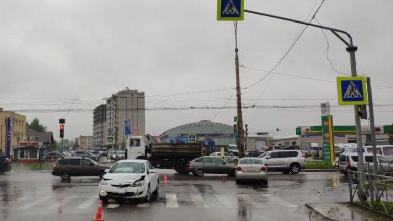 В Тамбове на перекрёстке столкнулись два автомобиля: пострадал один из водителей