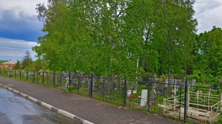 На территории Петропавловского кладбища образовались мусорные свалки